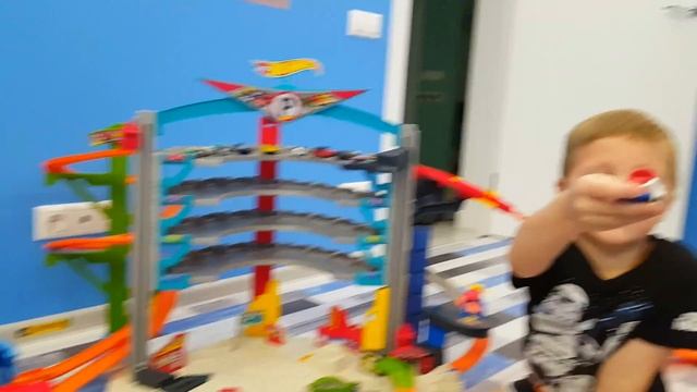 Много машинок Hot Wheels ! Проблема с парковкой! Авто трек и Автовоз Hot Wheels!