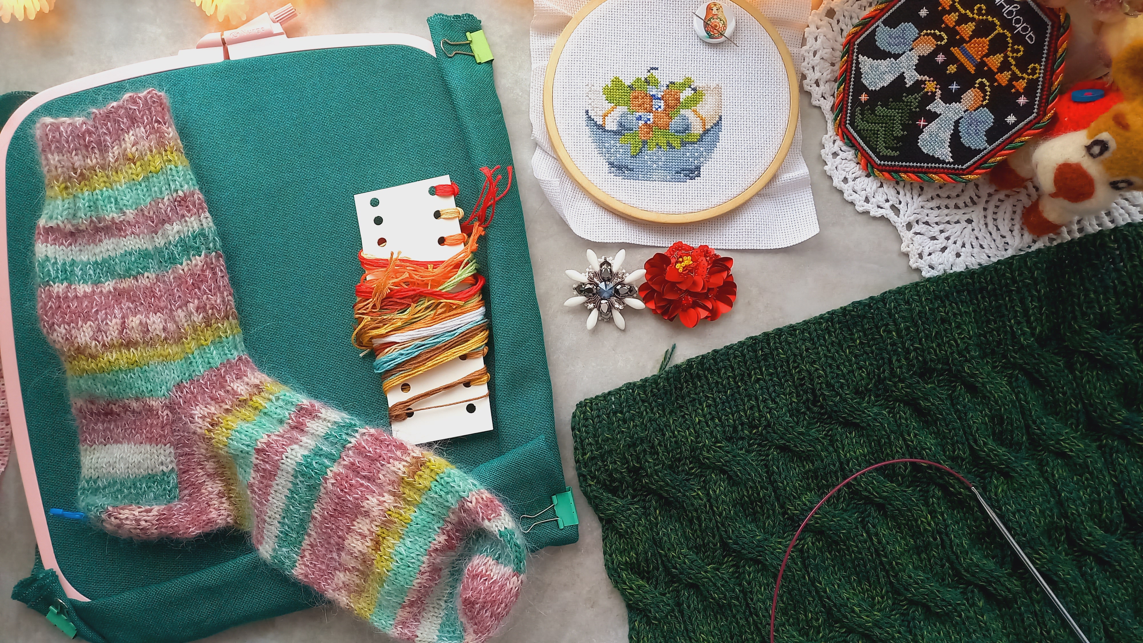 ВЯЗАЛЬНО-ВЫШИВАЛЬНЫЙ ВЛОГ 1/26🧶🧶НОВОГОДНИЕ НОСОЧКИ🧶ПОКУПОЧКИ смотреть онлайн