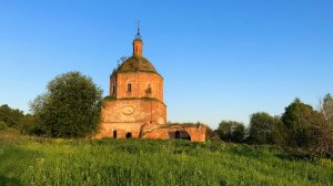 Церковь стоит на склоне