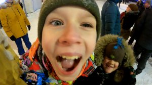 Новый год. Елка. Горки. Развлечения для детей.