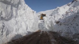 Колесный погрузчик пробивает дорогу в 5 ти метровом снегу.