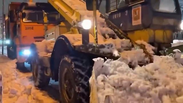 Эпичные Моменты и Фейлы Уборки Снега, Снятые на Камеру. Видео из интернета. смотреть онлайн