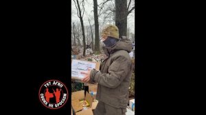 Распаковка гуманитарки от 797 ДГВП на фронте. Стич и Атом показывают, что внутри
