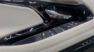 Снять обшивку передней двери Land Rover Range Rover Evoque 2022