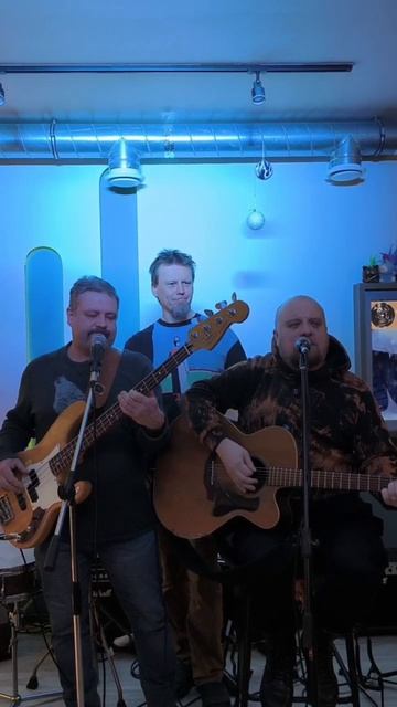 Группа "Ветер в голове" поет песню - "Земля в иллюминаторе" смотреть онлайн