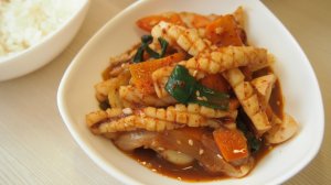 Традиционная корейская кухня: Оджино поккым (오징어 볶음) или жареный кальмар в остром соусе