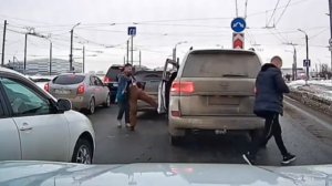 #Россия В Омске в результате дорожного конфликта мужчина выстрелил оппоненту в лицо из  оружия.