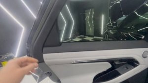 Снять заднюю обшивку двери Land Rover Range Rover Evoque 2022