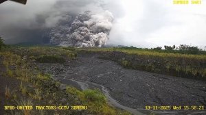 Пирокластический поток заполнил русло реки пеплом - Вулкан Семеру, 19 ноября 2025 г.