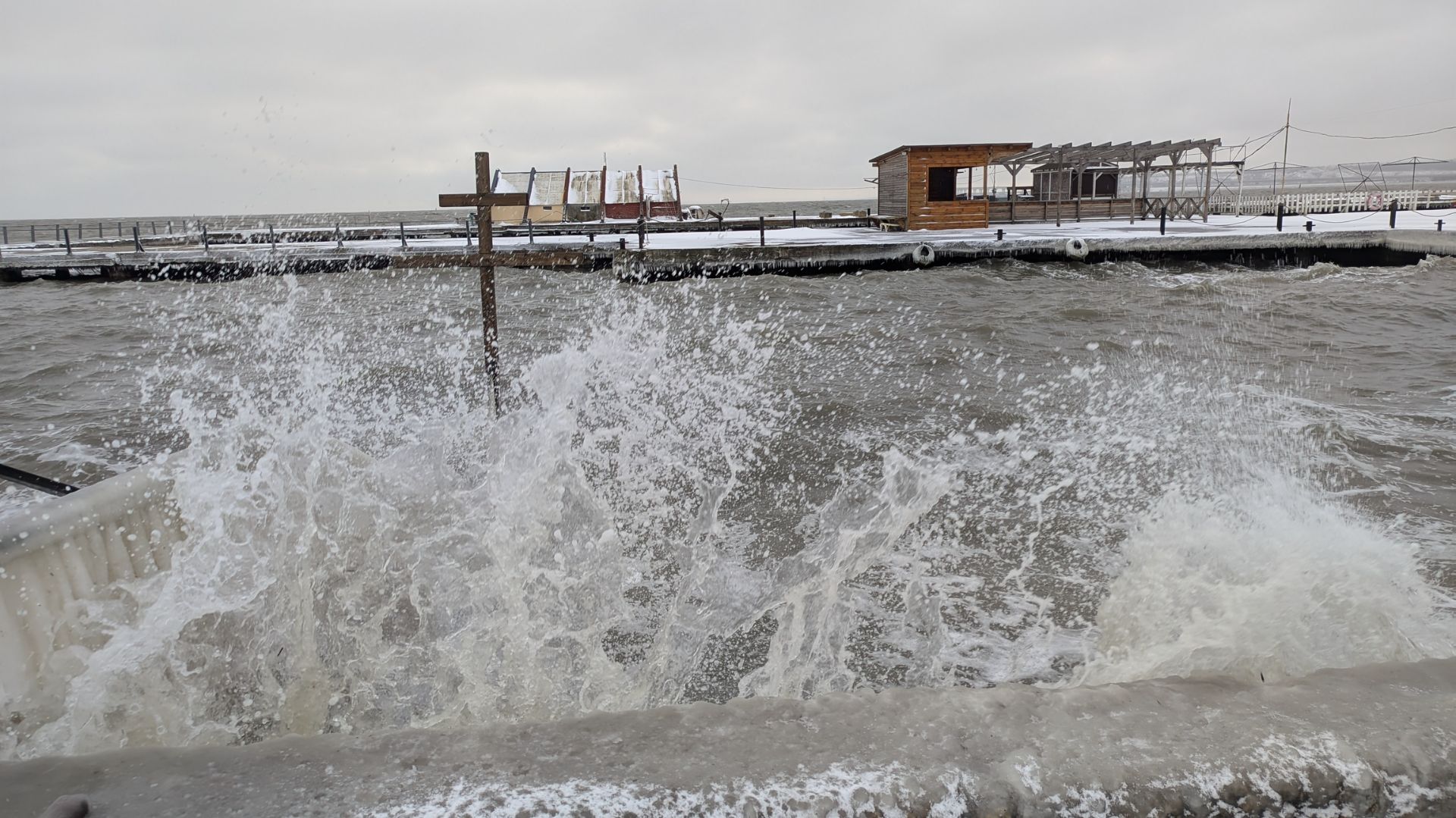 По заснеженной Керчи. Видео прогулка. смотреть онлайн