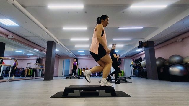 СТЕП АЭРОБИКА ЦЕЛАЯ ТРЕНИРОВКА / STEP AEROBICS смотреть онлайн