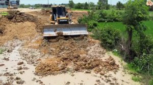 Строительство, завоз грунта, большие грузовики, планировка, обзор