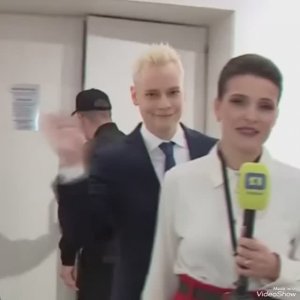 Он нам помахал.. Это так мило... И так приятно...