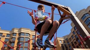 Марк находит новые маленькие машинки на детской площадке