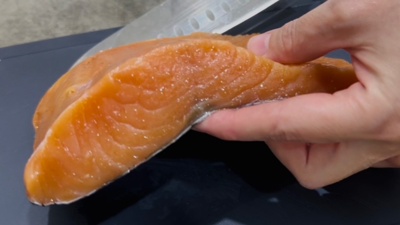 Семга слабосоленная в домашних условиях / Как солить семгу слабосоленую - классический рецепт смотреть онлайн