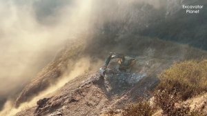 Самое опасное дорожное строительство в истории | Экскаватор на Скалистой горе в облаках пыли