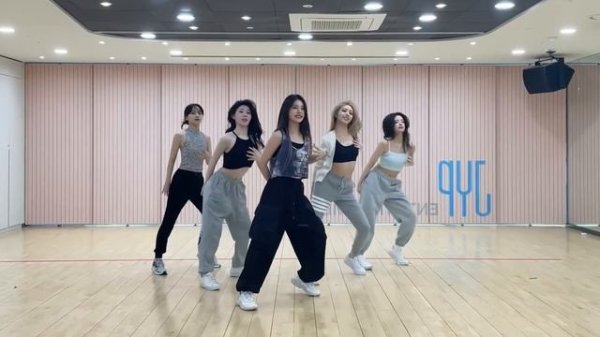 ITZY (있지) - 'SNEAKERS' stage practice mirrored