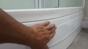 Сделал экран под душевой кабиной. Поклеили обои.