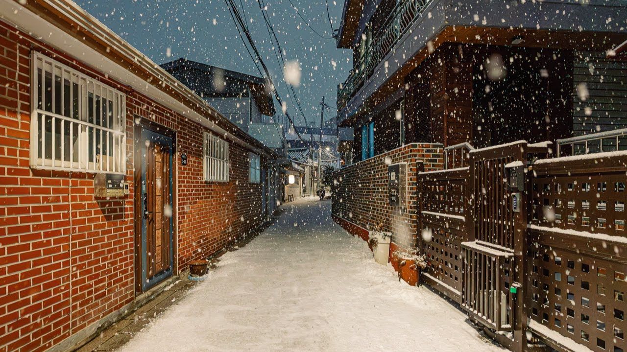 2 HOUR SNOWY NIGHT IN SEOUL 4K ASMR Bukchon Hanok Village Walking Tour смотреть онлайн