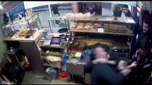 #Россия В Уфе молодой человек избил работника шаурмичной за якобы плохо сделанную шаурму.