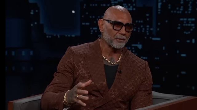 Дэйв Батиста о похудении, ношении жемчуга, людях, которые пытаются с ним бороться, и длинных волосах смотреть онлайн