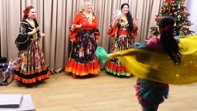 Izzah, Сабина Кирсанова, цыганское шоу с 2 шалями