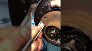 Замена задних тормозных колодок на примере Renault Duster