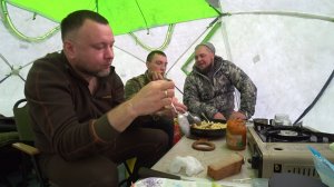 ВСЁ ЖЕ Я ЕГО ВЫКОРМИЛ! ОТМЕЧАЕМ РОЖДЕСТВО НА ЛЬДУ В ПАЛАТКАХ \ ШАШЛЫЧОК, РАЗГОВОРЫ, СБОРЫ ДОМОЙ Ч.4.