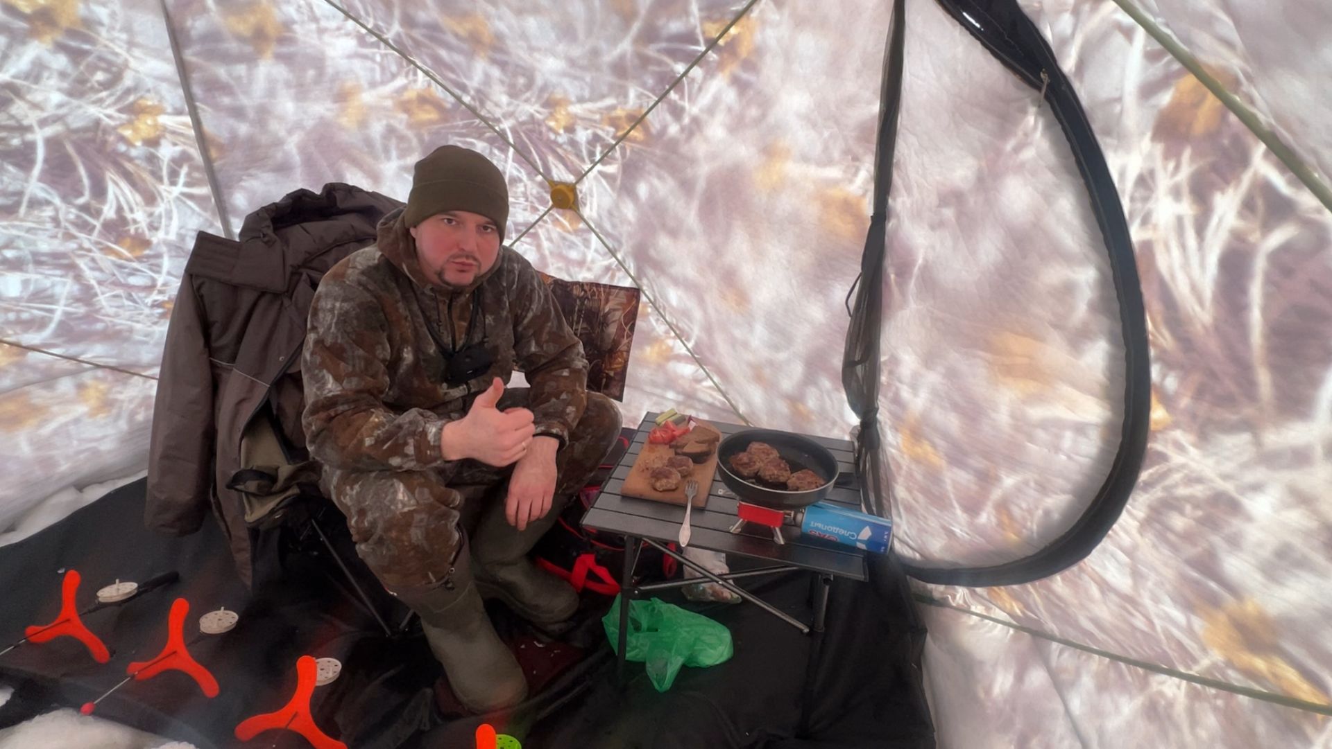 РЫБАЛКА ЗИМОЙ НА ЯЗЯ В ПАЛАТКЕ С ПЕЧКОЙ НА РЕКЕ ОБЬ. ОДИН НА ЛЬДУ. ГОТОВЛЮ КОТЛЕТЫ. смотреть онлайн