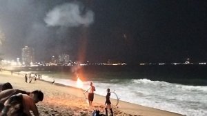 Огненное шоу на берегу океана в Нячанге. Вьетнам