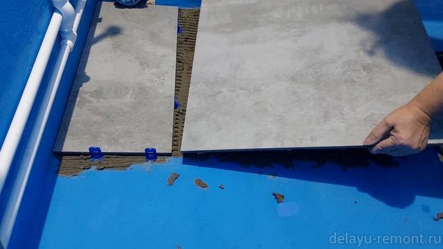 Укладываем керамогранит на пол в ванной комнате.mp4 #35 смотреть онлайн