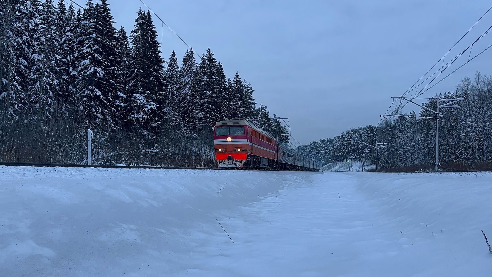 Утренние поезда на ст.Токсово и прилегающем перегоне, январь 2026 года смотреть онлайн
