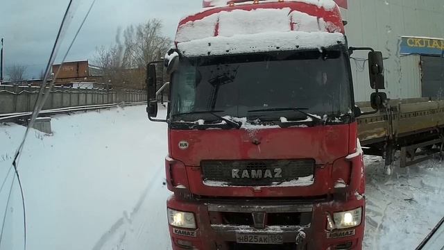 Помог коллеге, вытащил камаз. смотреть онлайн