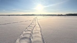 Прорываюсь в ясный солнечный день на фэтбайке по заснеженному  льду озера Сенеж в  Солнечногорск.
