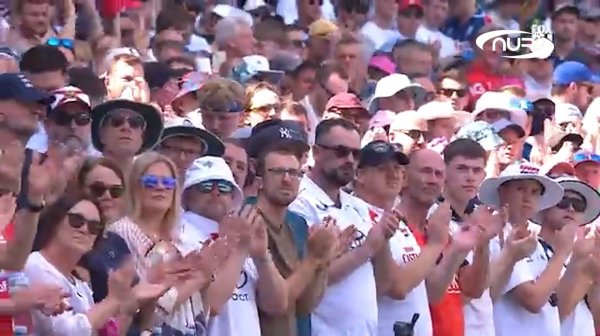 Весь стадион аплодирует этому мусульманину!