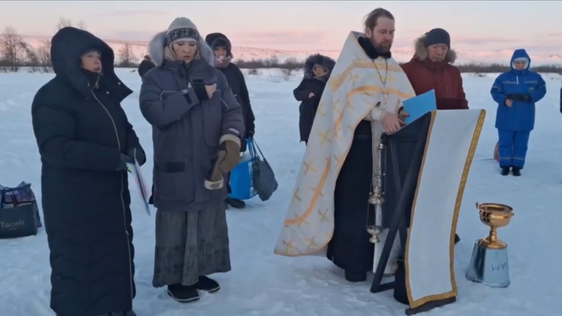 В Эвенске состоялся обряд освящения воды на реке Гарманда смотреть онлайн