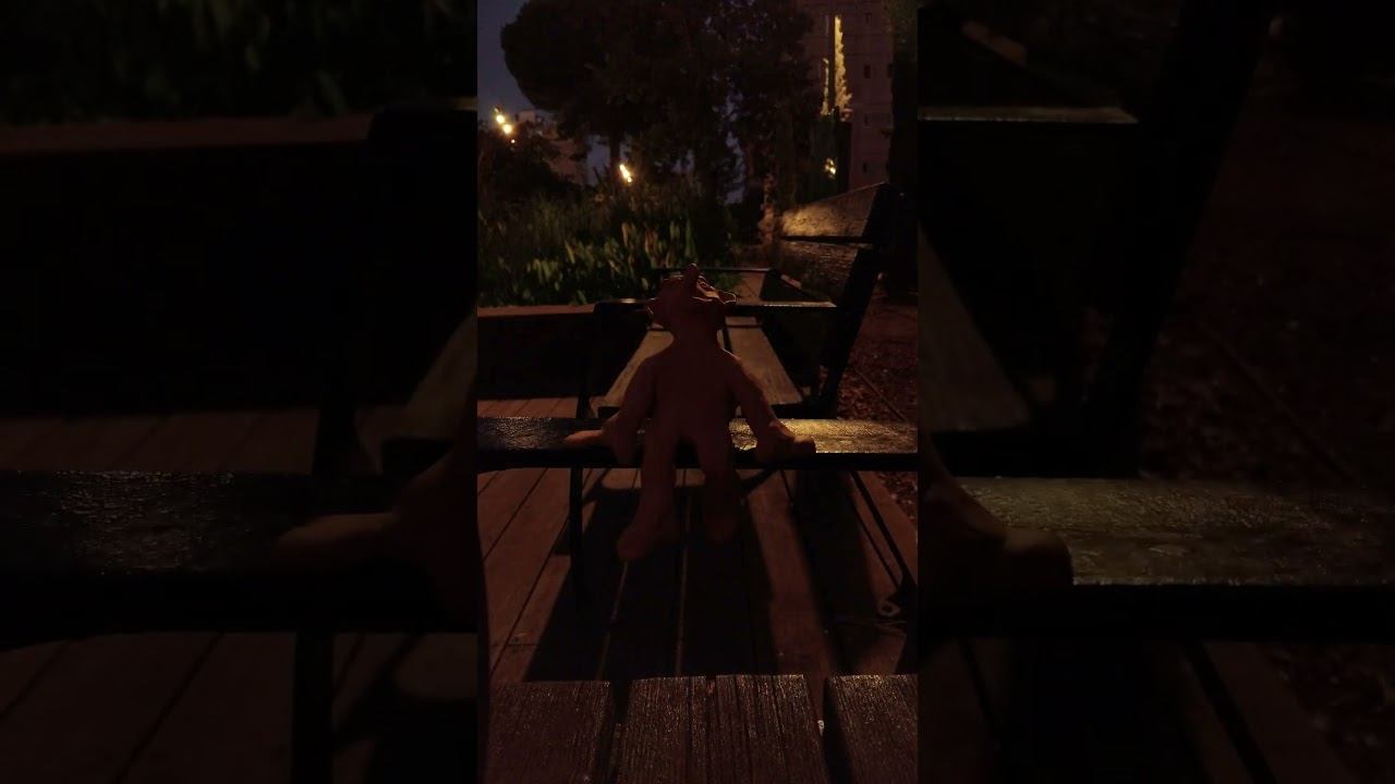 Nahman sits  Нахман на скамейке