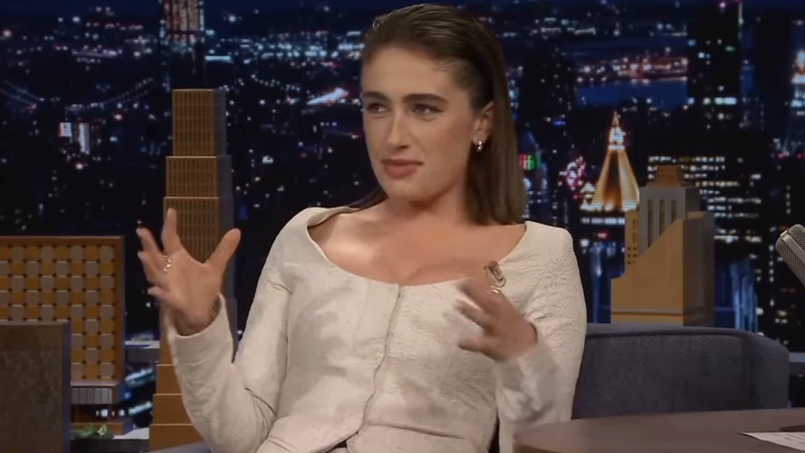 Рэйчел Сеннотт арестовали на Каймановых островах | The Tonight Show смотреть онлайн