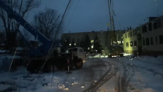 Привез плиты на стройку. Затаскивают трактором. Романтика. смотреть онлайн