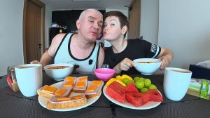 Мукбанг УХ НАЛОПАЛИСЬ вкусного Том Ям и всё ОБСУДИЛИ! Что вкусного поесть в Таиланде! Семейный обед