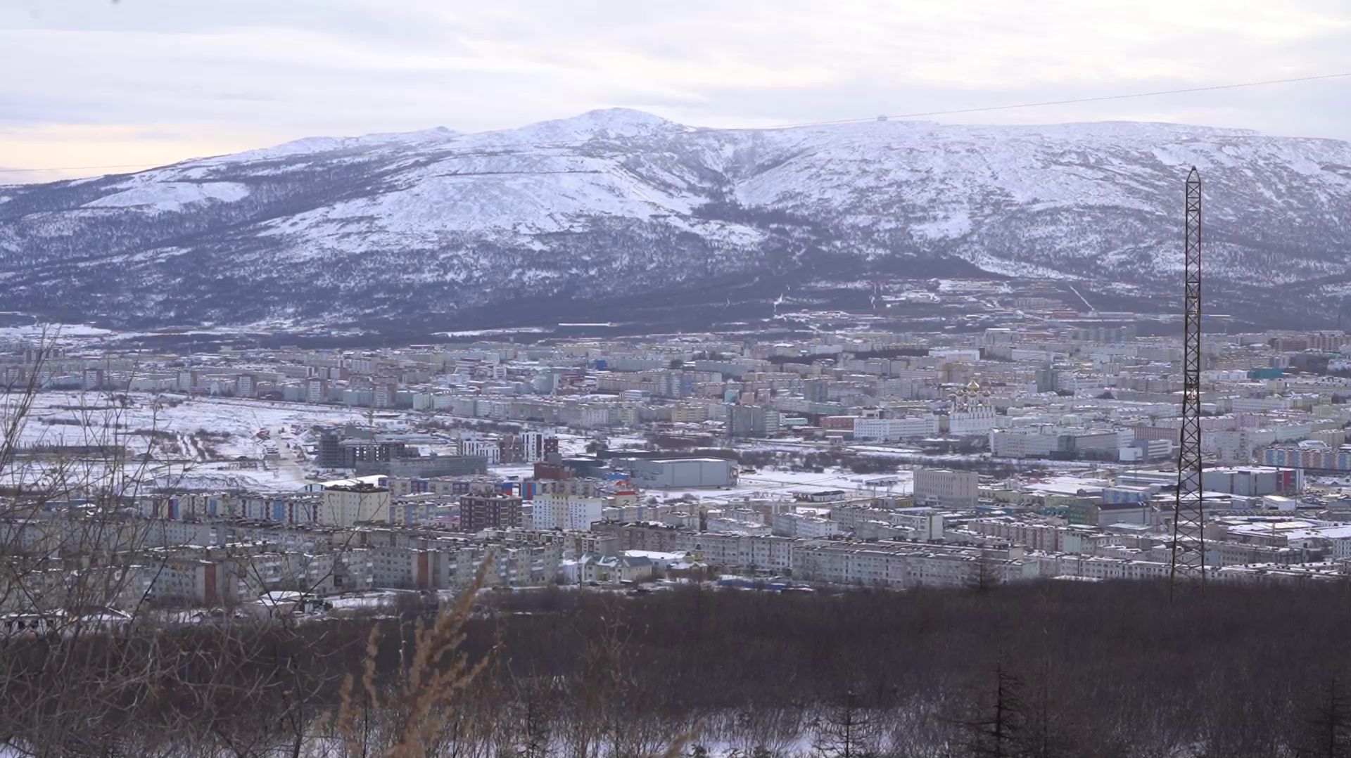 Машину засыпало по крышу: как магаданцы пытаются проехать в метель по закрытым для проезда дорогам смотреть онлайн