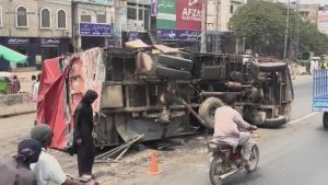 Пакистан “Ремонт грузовика на дороге повреждение оси и корпуса”