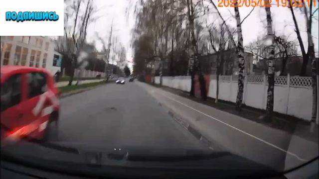🚘 🛴 Под колёса упал самокатчик: шокирующее видео с регистратора! Что произошло на дороге?