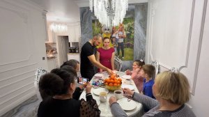 У нас в доме праздник! Полный дом гостей. Нас завалило подарками.