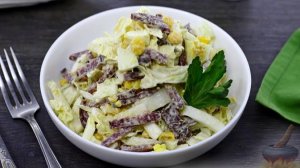 САЛАТ С ПЕКИНСКОЙ КАПУСТОЙ, КОЛБАСОЙ И КУКУРУЗОЙ