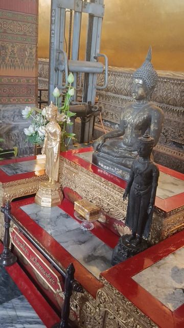 Вход — 200 бат. А что внутри — бесценно Лежащий Будда, который не спит: тайна 108 ступней