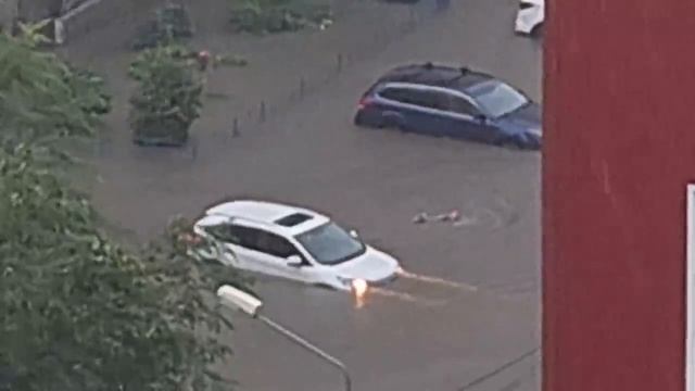 Ливень затопил улицы: автомобили скрылись под водой смотреть онлайн