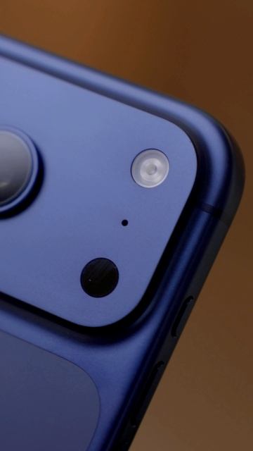 iPhone 17 Pro в минималистичном и насыщенном цвете Deep Blue. смотреть онлайн