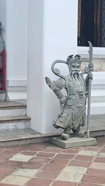 Как звучит тишина в самом громком храме Бангкока Лежащий Будда, который не спит: тайна 108 ступней