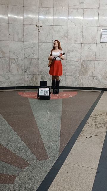 Девушка играет на балалайке в московском метро